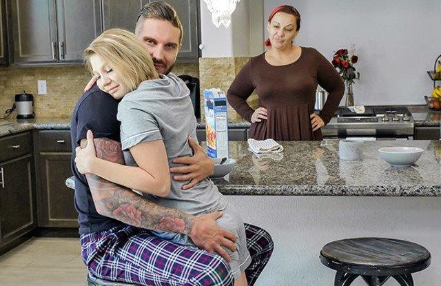Татуированный байкер изменяет жене и грубо трахает дочь на кухне