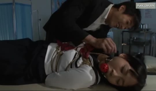 Зрелый японец связывает дочку в постели и долго трахает в щель
